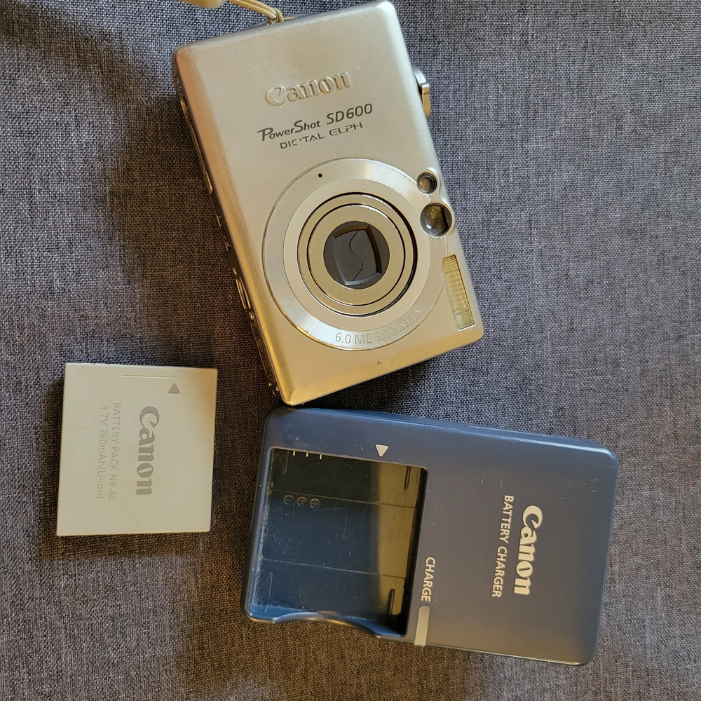 Canon PowerShot SD600 Digital Camera - Sleek Silver With Battery And Charger